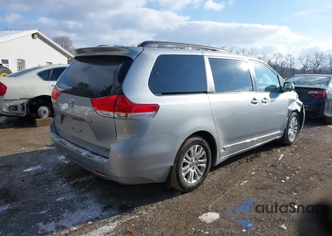 2014 Toyota Sienna Xle V6 8 Passenger z USA, uszkodzony, nr VIN 5TDYK3DC5ES510156